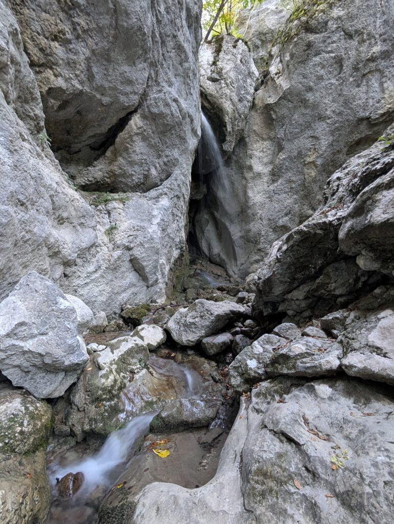 Abstecher zum Wasserfall auf dem Weg nach Rekë e Allagës
