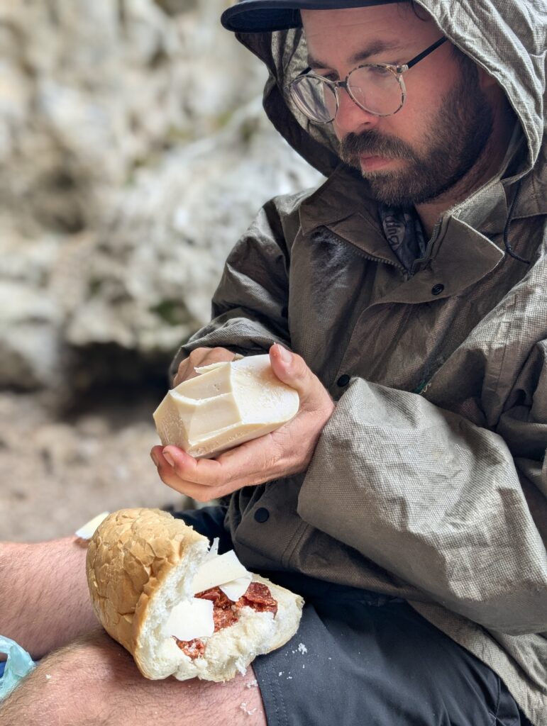 Wir füllen die Wartezeit mit einem Sandwich